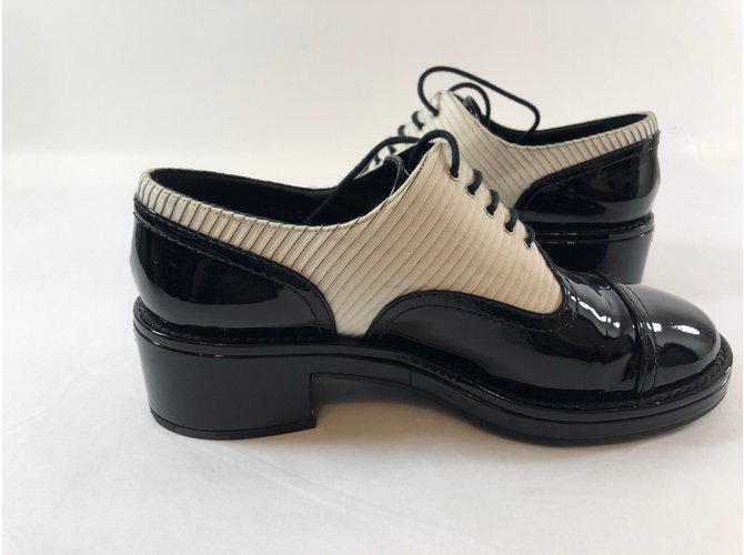 Chanel Derby-Schuhe Schwarz Weiß - Ansicht 11