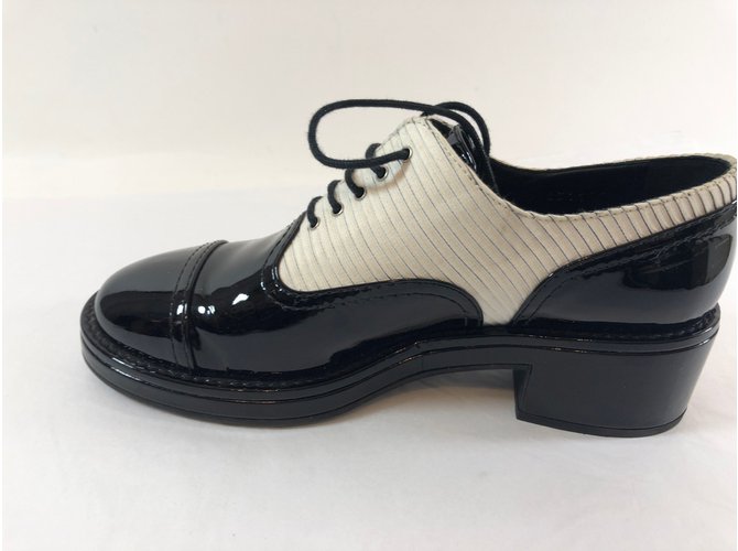 Chanel Derby-Schuhe Schwarz Weiß - Ansicht 12