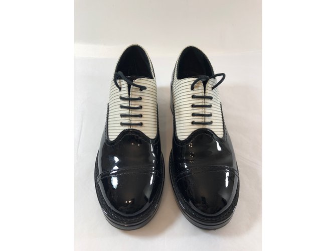 Chanel Derby-Schuhe Schwarz Weiß - Ansicht 14