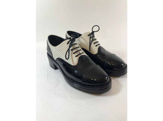 Chanel Derby-Schuhe Schwarz Weiß - Ansicht 9