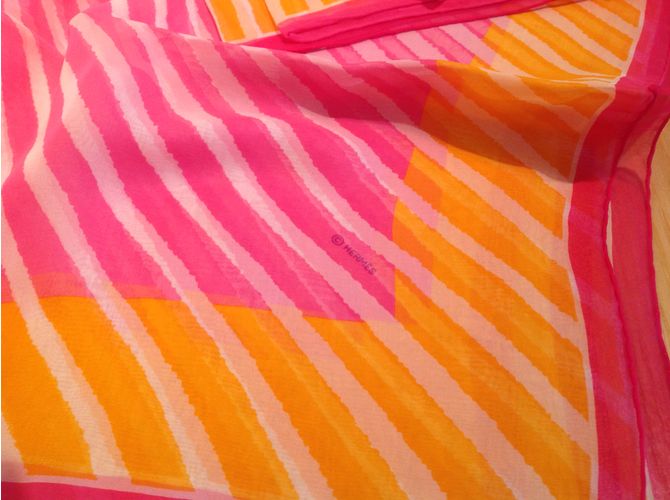 Sciarpa Hermès Soleil in chiffon di seta Fucsia Rosso Multicolore Arancione - vista 7
