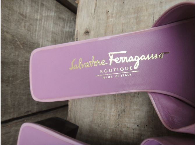 Sandali Salvatore Ferragamo Vara Fiocco Vernice Parma Porpora - vista 3