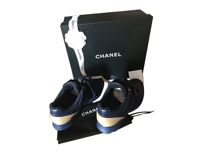 Sneakers Chanel in pelle blu navy - vista 2