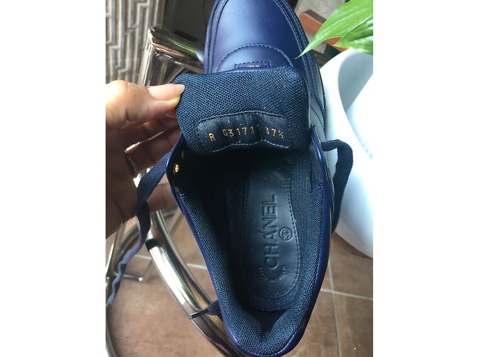 Sneakers Chanel in pelle blu navy - vista 3