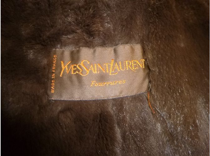 Gabardina Yves Saint Laurent marrón con piel de mapache Castaño - vista 3