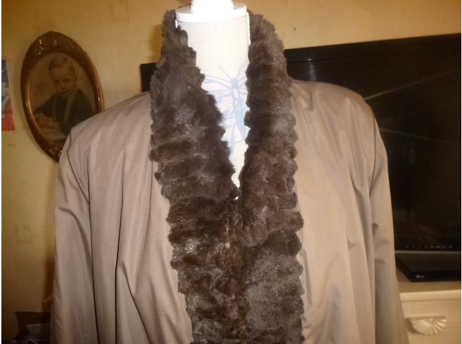 Gabardina Yves Saint Laurent marrón con piel de mapache Castaño - vista 5