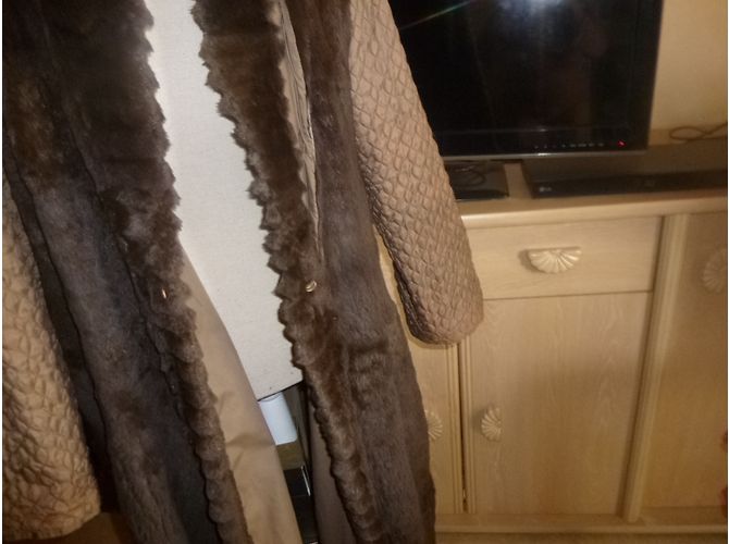 Gabardina Yves Saint Laurent marrón con piel de mapache Castaño - vista 7