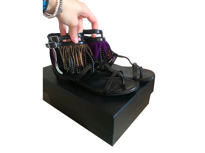 Sandali piatti con frange in pelle nera Yves Saint Laurent Nero - vista 2