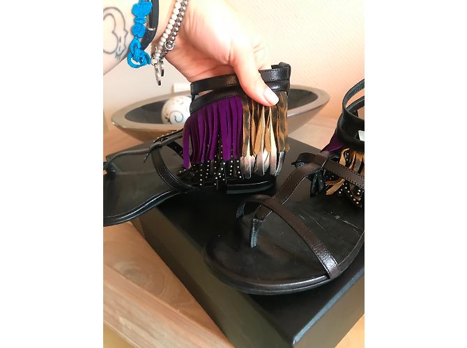 Sandali piatti con frange in pelle nera Yves Saint Laurent Nero - vista 4