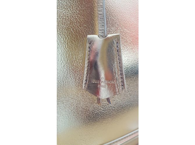 Louis Vuitton Lockit MM Suhali Borsa a mano in pelle di capra oro metallizzato D'oro Metallico - vista 14