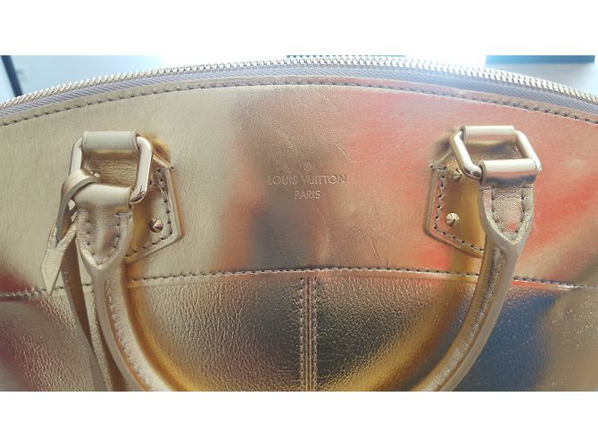 Louis Vuitton Lockit MM Suhali Borsa a mano in pelle di capra oro metallizzato D'oro Metallico - vista 15