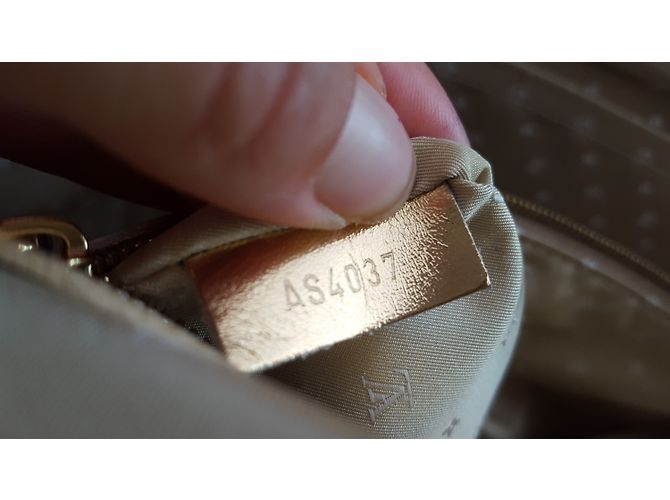 Louis Vuitton Lockit MM Suhali Borsa a mano in pelle di capra oro metallizzato D'oro Metallico - vista 6