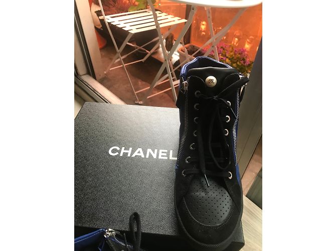 Sneakers Chanel in pelle blu e nera - vista 3