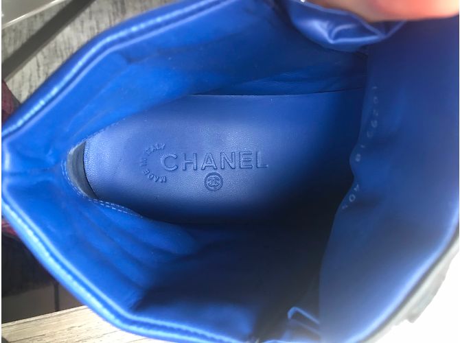 Sneakers Chanel in pelle blu e nera - vista 4