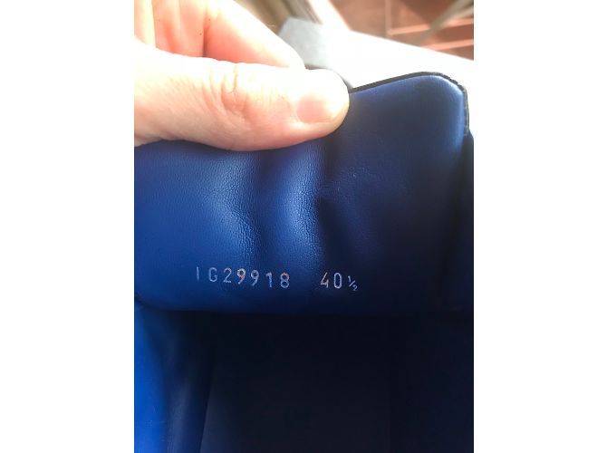 Sneakers Chanel in pelle blu e nera - vista 5