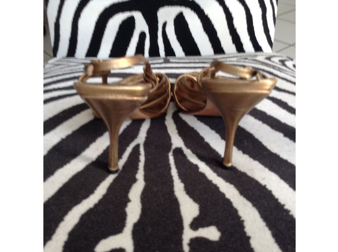 Sandali Prada in pelle dorata tacco 9 cm D'oro - vista 3