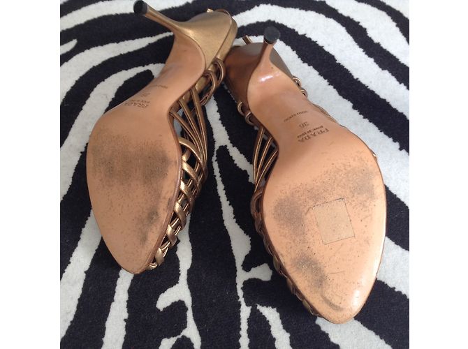 Sandali Prada in pelle dorata tacco 9 cm D'oro - vista 4