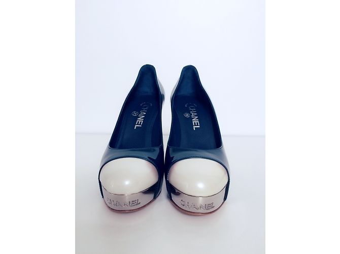 Chanel Zweifarbige Pumps aus Lackleder Blau - Ansicht 3