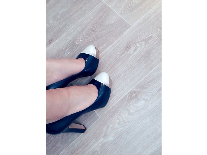 Chanel Zweifarbige Pumps aus Lackleder Blau - Ansicht 7