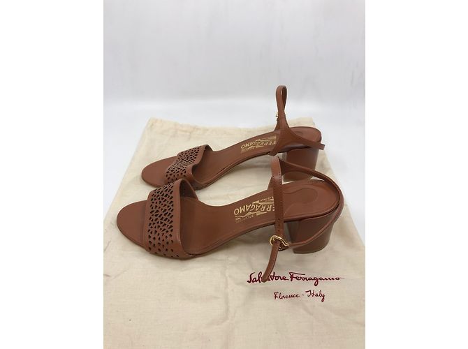 Sandali Salvatore Ferragamo Camel in pelle 39.5 Marrone - vista 2