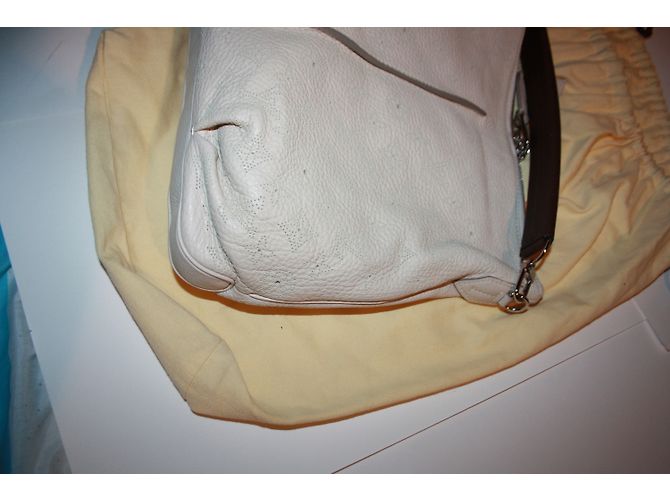 Louis Vuitton Selene PM in pelle Mahina bianca borsa a mano Beige - vista 7