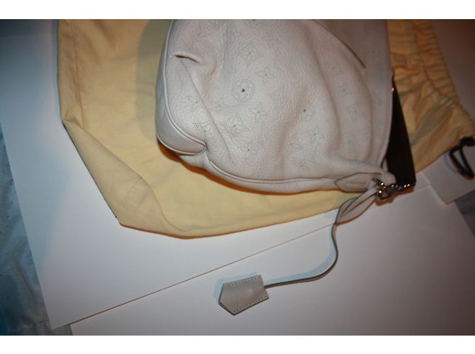 Louis Vuitton Selene PM in pelle Mahina bianca borsa a mano Beige - vista 8
