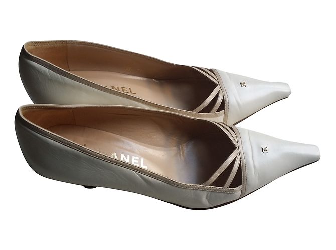 Décolleté Chanel in vernice bianca 38 Bianco - vista 2