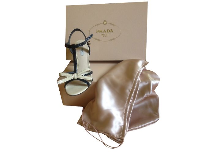 Sandali Prada in vernice nera con fiocco beige Taglia 37 Nero - vista 2