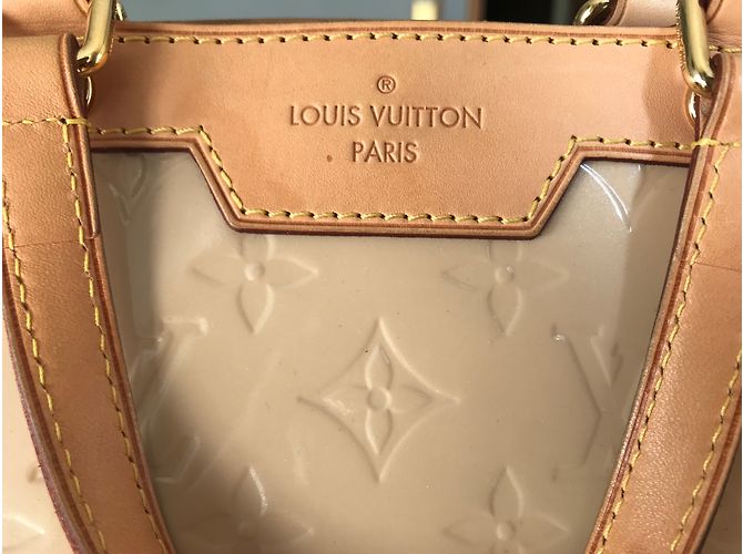 Louis Vuitton Brea MM Borsa a mano beige in vernice - vista 2