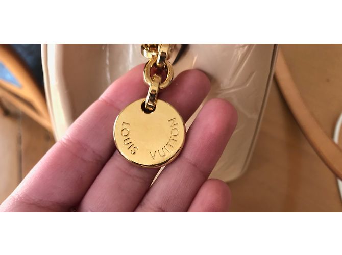 Louis Vuitton Brea MM Borsa a mano beige in vernice - vista 3