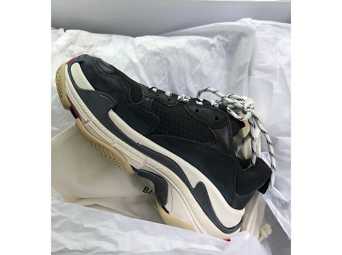 Tênis Balenciaga Triple S em couro preto - vista 2