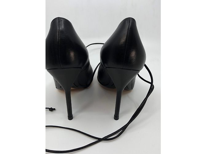 Décolleté Yves Saint Laurent in pelle nera con punta dorata 10,5 cm - vista 4