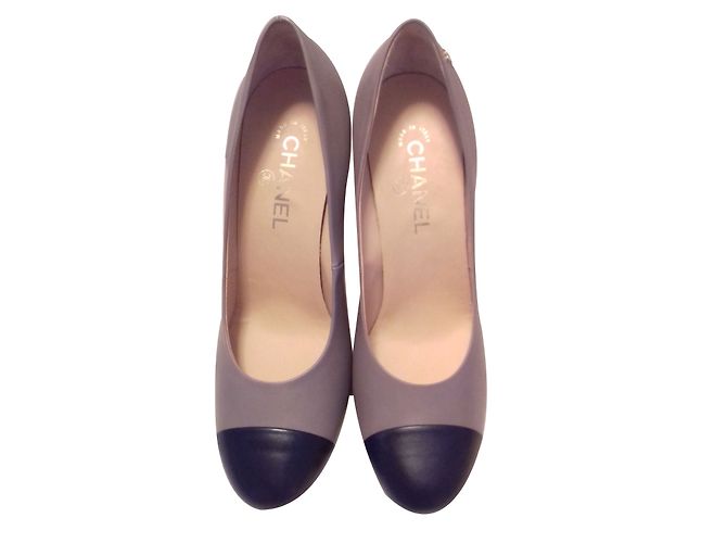 Escarpins Chanel en cuir taupe taille 41 - vue 2