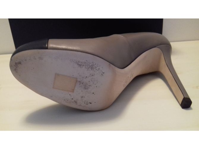 Escarpins Chanel en cuir taupe taille 41 - vue 4