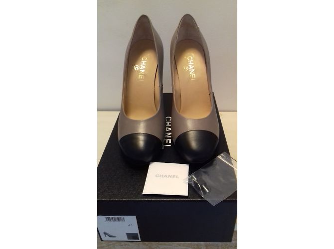 Escarpins Chanel en cuir taupe taille 41 - vue 5