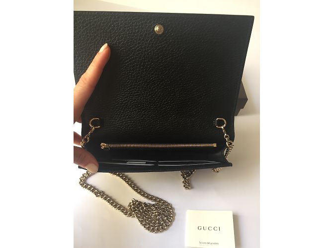 Pochette Gucci in pelle nera con catena oro - vista 6