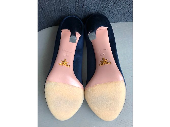 Décolleté Prada in raso blu navy con tacco 10 cm - vista 3