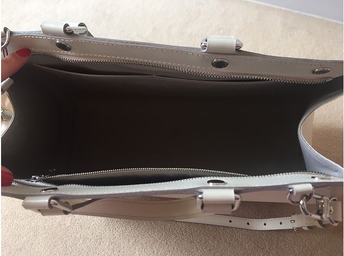 Borsa Louis Vuitton Brea Epi Leather GM Beige - vista 3