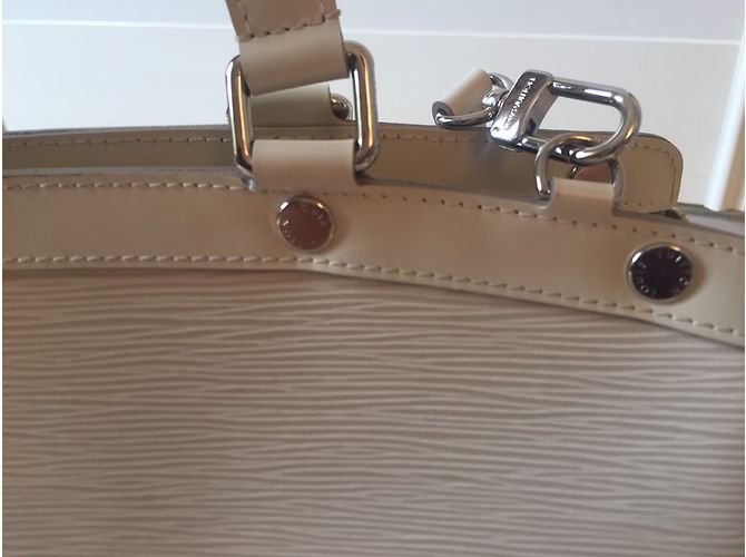 Borsa Louis Vuitton Brea Epi Leather GM Beige - vista 4