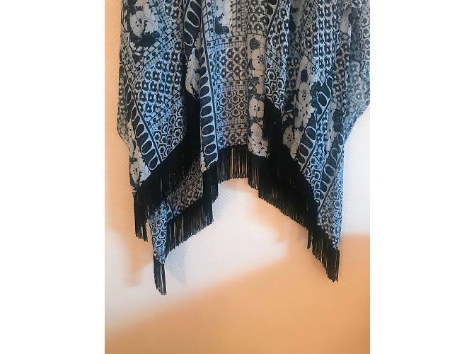 Poncho Maje estampado con flecos azul - vista 2