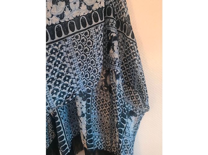 Poncho Maje estampado con flecos azul - vista 3