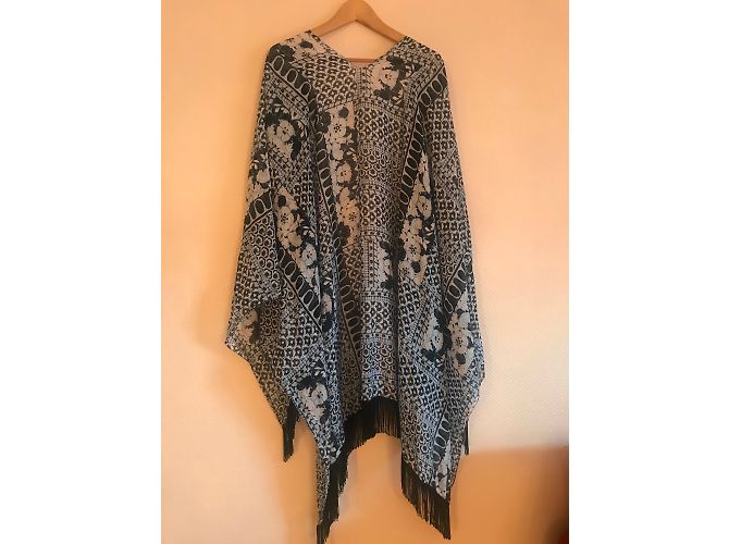 Poncho Maje estampado con flecos azul - vista 5