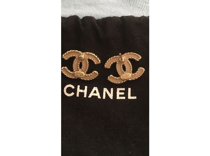 Orecchini Chanel in ottone dorato e smalto beige - vista 2
