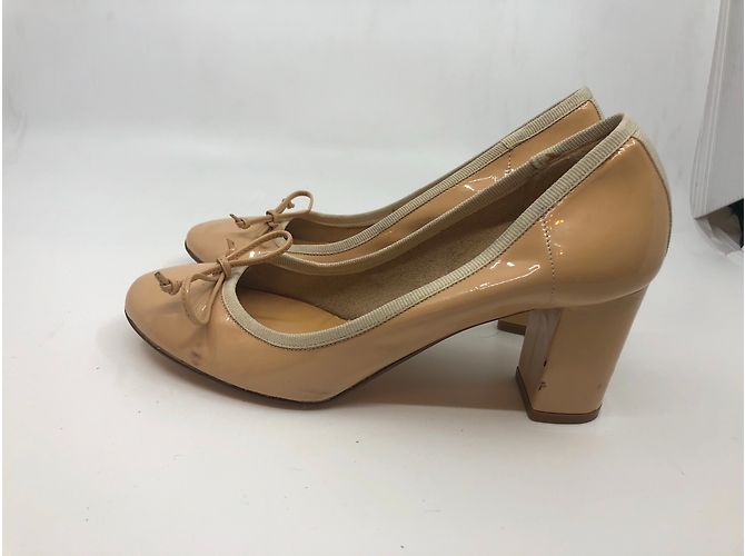 Ann Tuil Pumps aus Nude Leder mit weißer Paspelierung Größe 38.5 - Ansicht 2