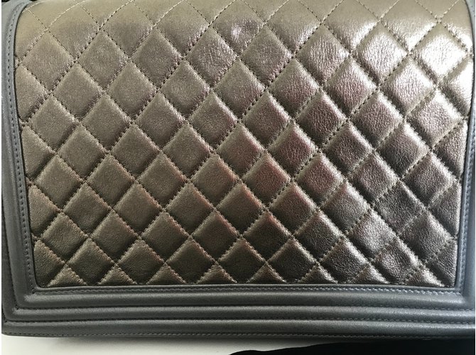 Chanel nuova borsa medium boy in argento oro Metallico - vista 6