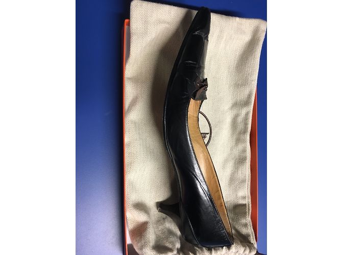 Décolleté Hermès in pelle nera con fiocco Nero - vista 2