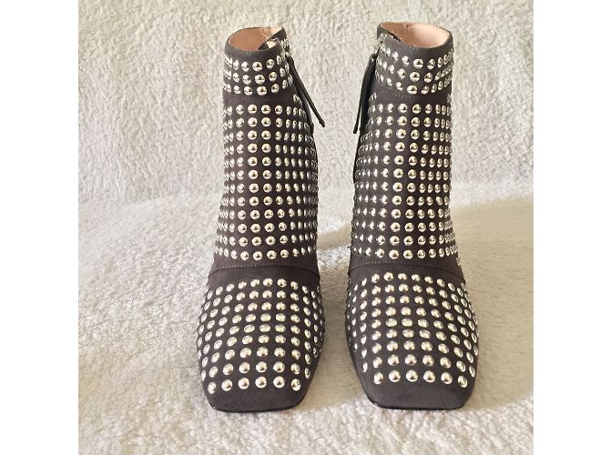 Stivaletti Christopher Kane in scamosciato con borchie taupe - vista 4