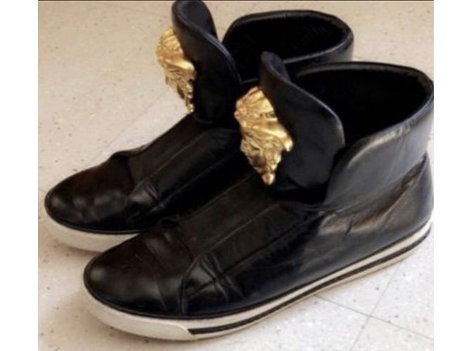 Sneakers Versace in pelle nera con logo oro Nero - vista 2
