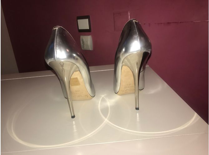 Décolleté Jimmy Choo Anouk in vernice argento 12cm - vista 3