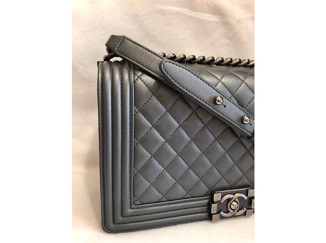 Borsa a tracolla Chanel Boy grigia New Medium Grigio - vista 2